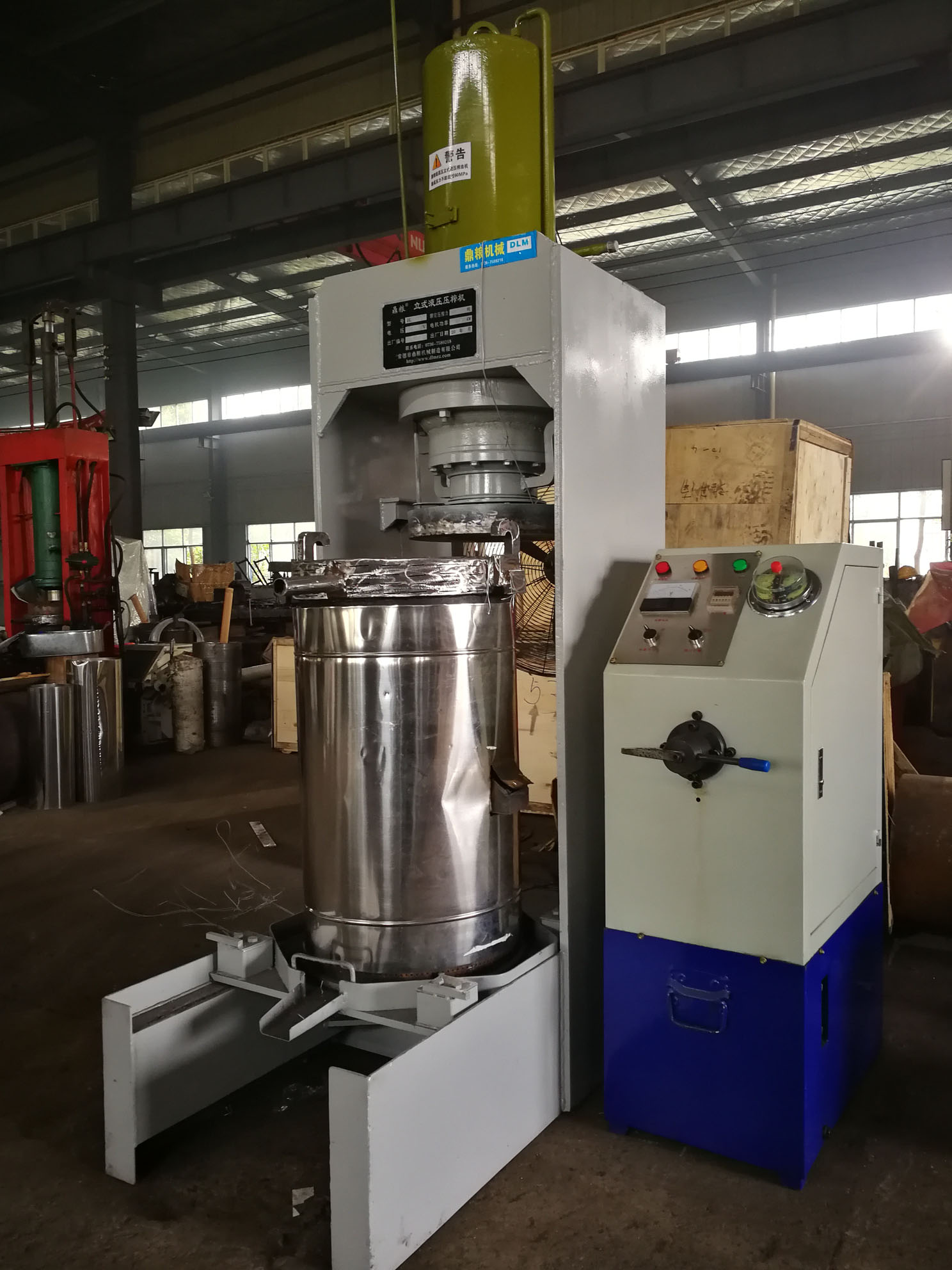 不銹鋼超高壓立式液壓壓榨機(jī)，果汁壓榨機(jī)，果渣壓榨機(jī)，藥材壓榨，油渣處理，白土壓榨